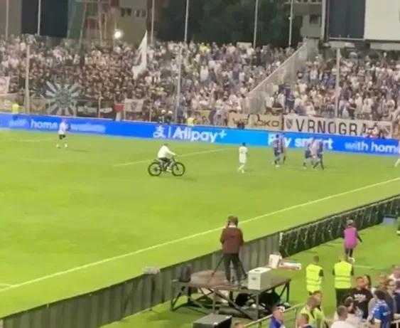 自行车穿过 自行车穿过