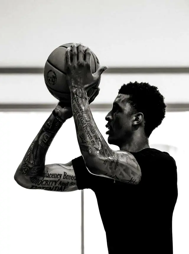 亿续约, 后卫的角色 亿续约, 后卫的角色