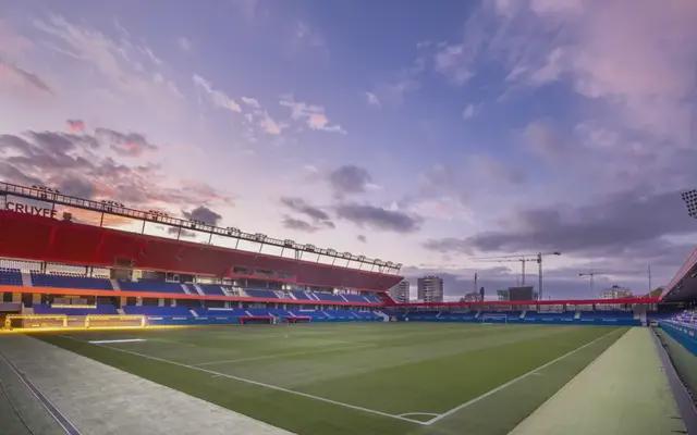 德容臀部受, 仅能容纳, 签分配座位